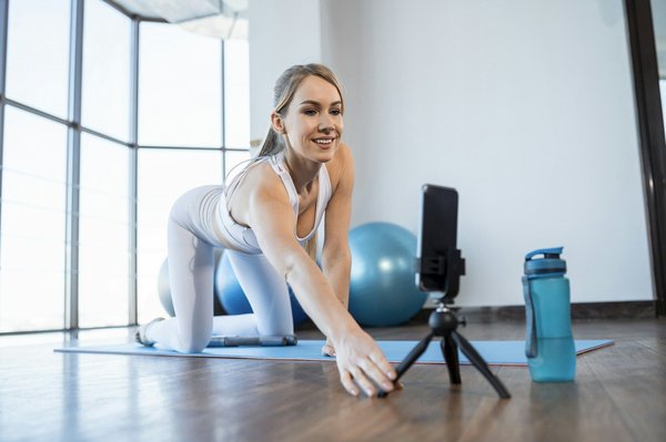 Comment les entreprises de mode peuvent-elles utiliser les vidéos de défilés virtuels pour promouvoir leurs collections?