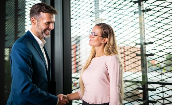 Comment une entreprise de solutions de gestion des ressources humaines peut-elle utiliser LinkedIn pour attirer des talents?