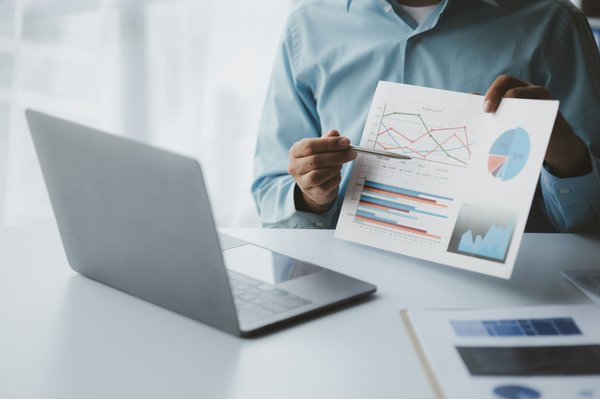 Comment les petites entreprises de services financiers peuvent-elles utiliser l'analyse de données pour offrir des conseils personnalisés à  leurs clients ?