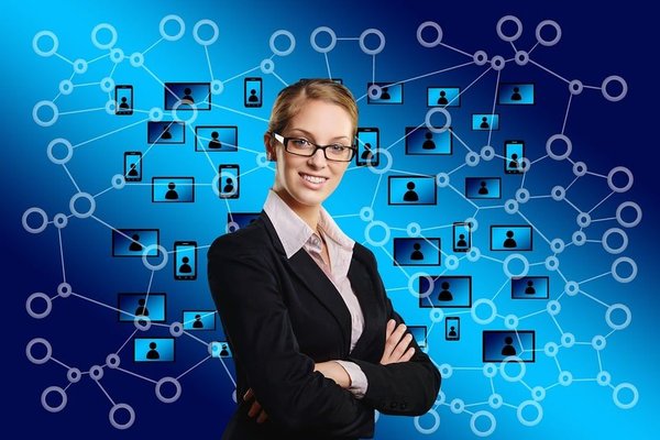 Améliorer votre présence sur les réseaux sociaux : les avantages de travailler avec une agence de communication