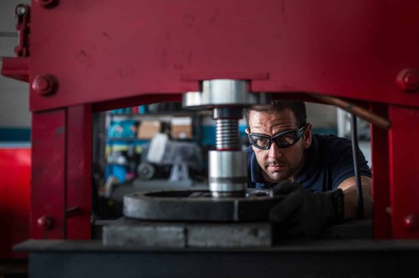 Comment optimiser la qualité des productions grâce à la rectification de table de presse ?